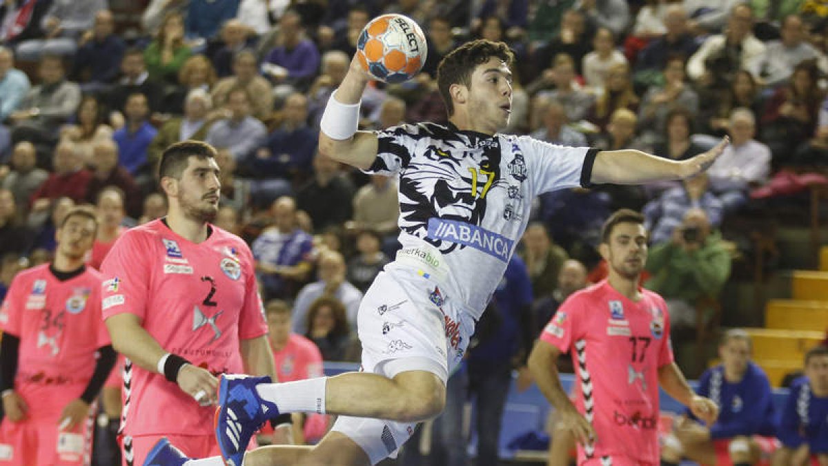 Jaime Fernández cumplirá hoy su partido cien en la Asobal. FERNANDO OTERO