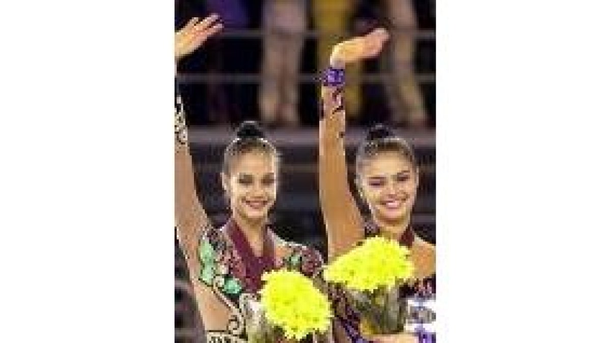 Kabaeva, a la derecha, saluda junto a su compañera Tchachina