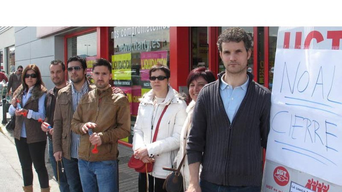 Los empleados de Darty en Ponferrada hicieron ayer sonar las bocinas a la entrada de la tienda en el área comercial La Herrería.