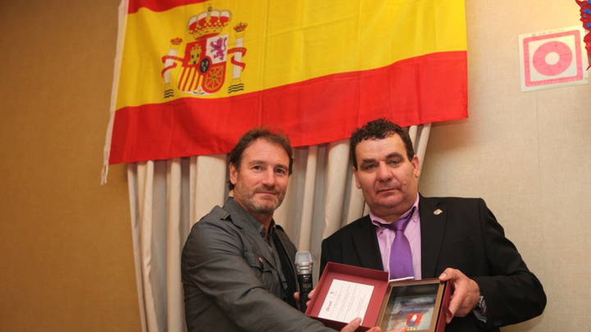 Juan Carlos (izquierda), ex del Barcelona, en una imagen con la peña barcelonista de Astorga . BALI