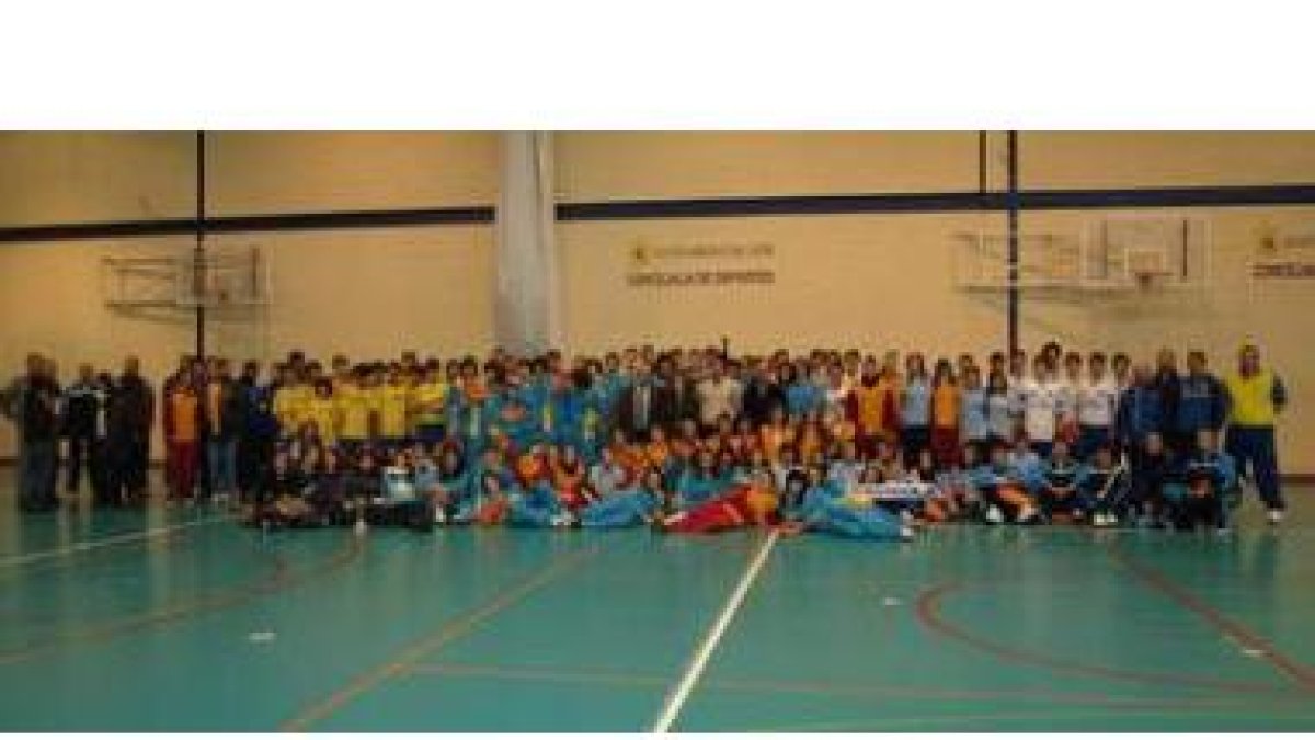 Imagen de familia del centenar de participantes en el Torneo Internacional.