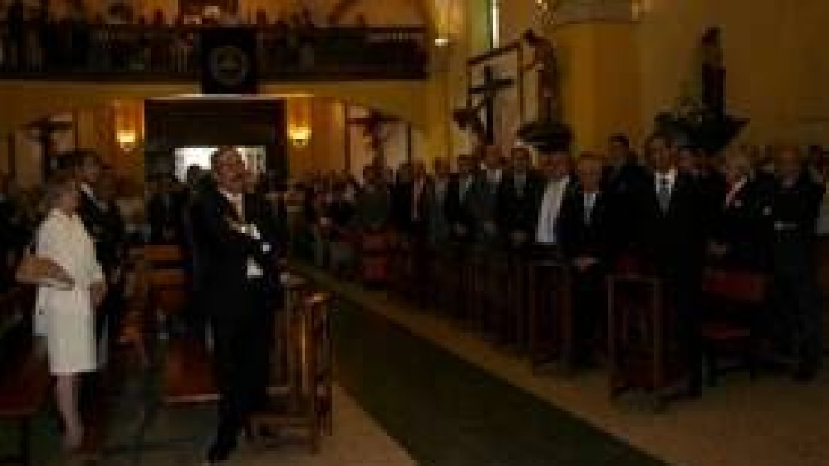 Varios miembros de la cofradía, familiares y amigos asistieron al acto oficiado en Santa Nonia