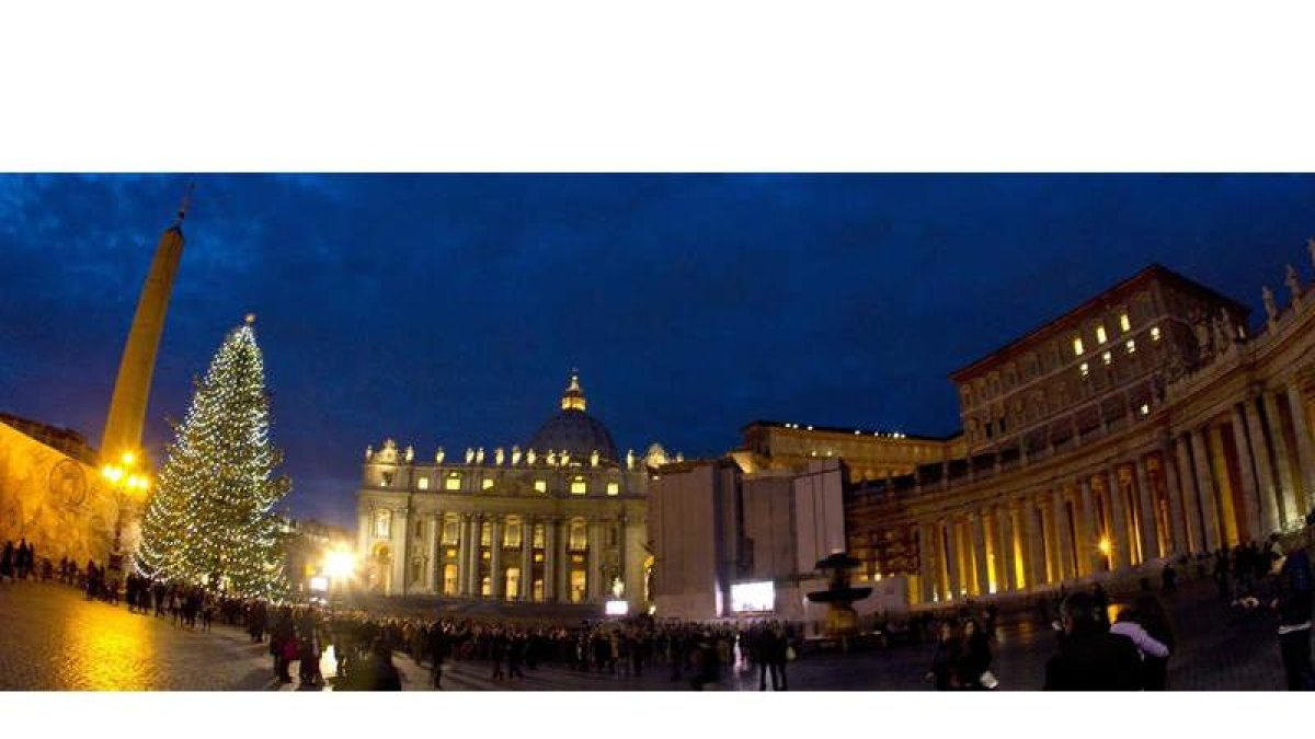 El Vaticano encendió el árbol de Navidad instalado como es tradición en la plaza de San Pedro.