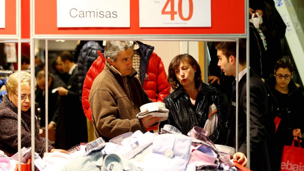 Aspecto que presentaba ayer El Corte Inglés en el inicio de las rebajas de invierno.
