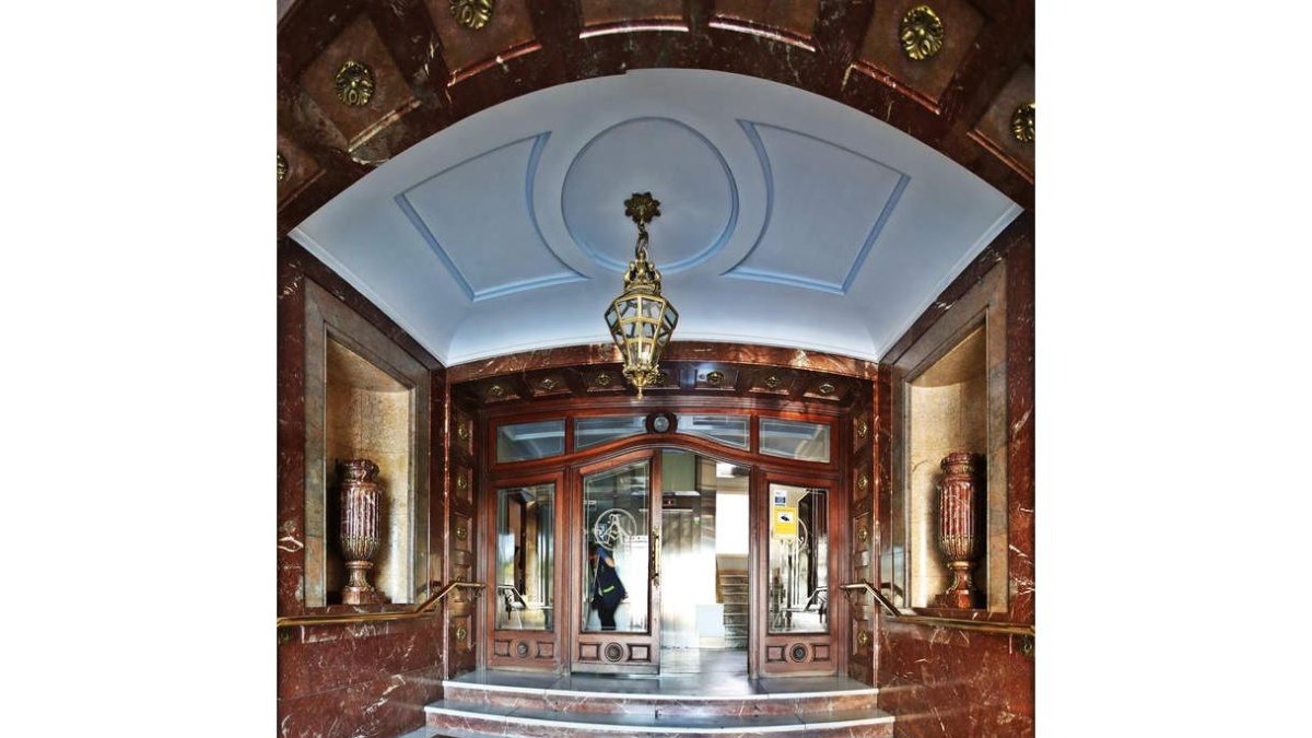 Detalle de la entrada al portal de la Casa Arce, conocida popularmente como 'Casa del coño'. RAMIRO