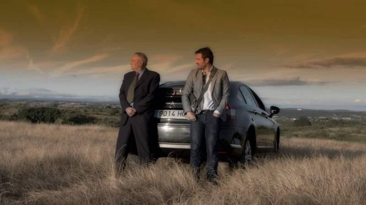 Goyo Sarmiento y Alberto Nicolás en un fotograma de la película Santarrostru.