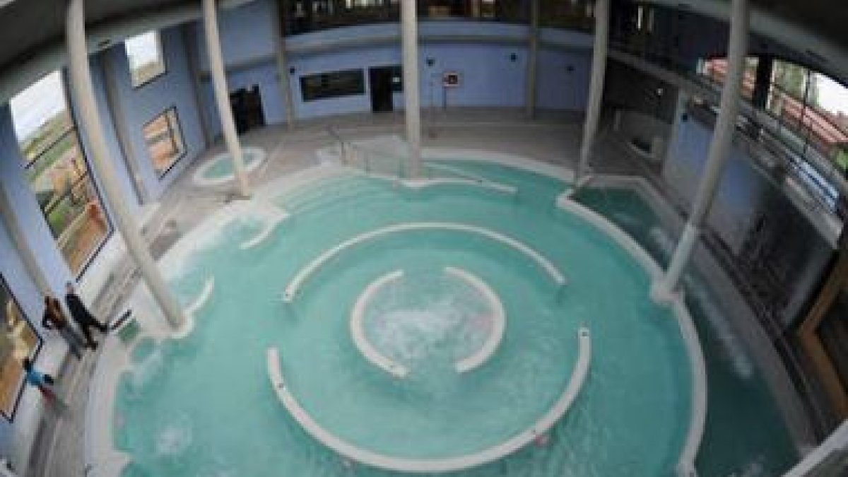 Impresionante imagen de la pileta central del balneario urbano de Santa María del Páramo.