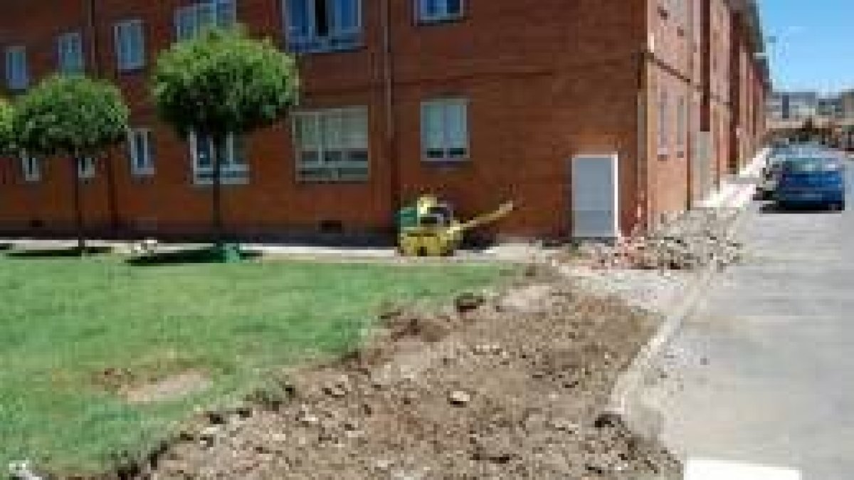 La construcción de aceras en el entorno del Área Joven forma parte del Plan de Embellecimiento