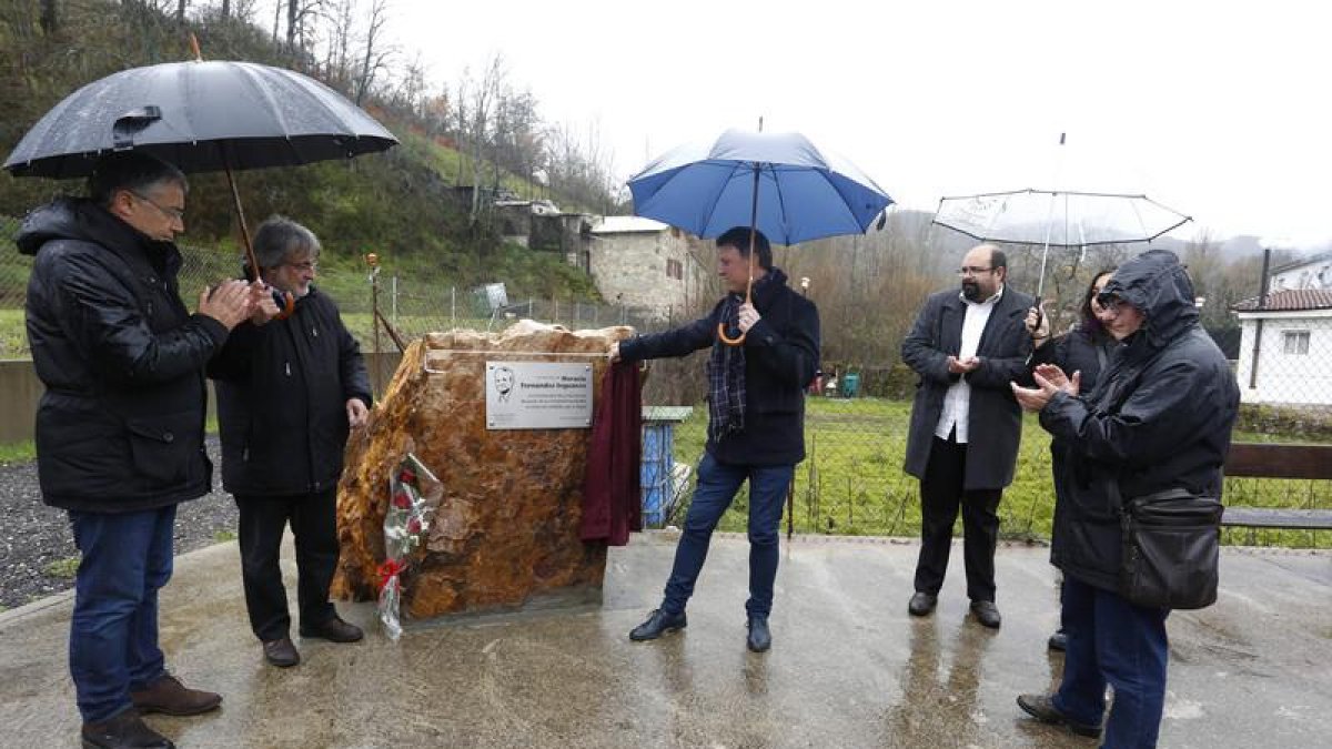 La Pola de Gordón coloca una placa a Horacio Fernández Iguanzo 'El Paisano'