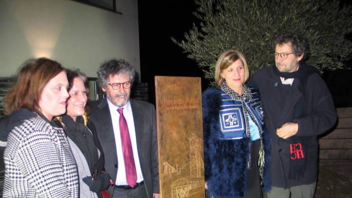 El recinto ferial de Bañuelos tiene ya su placa.