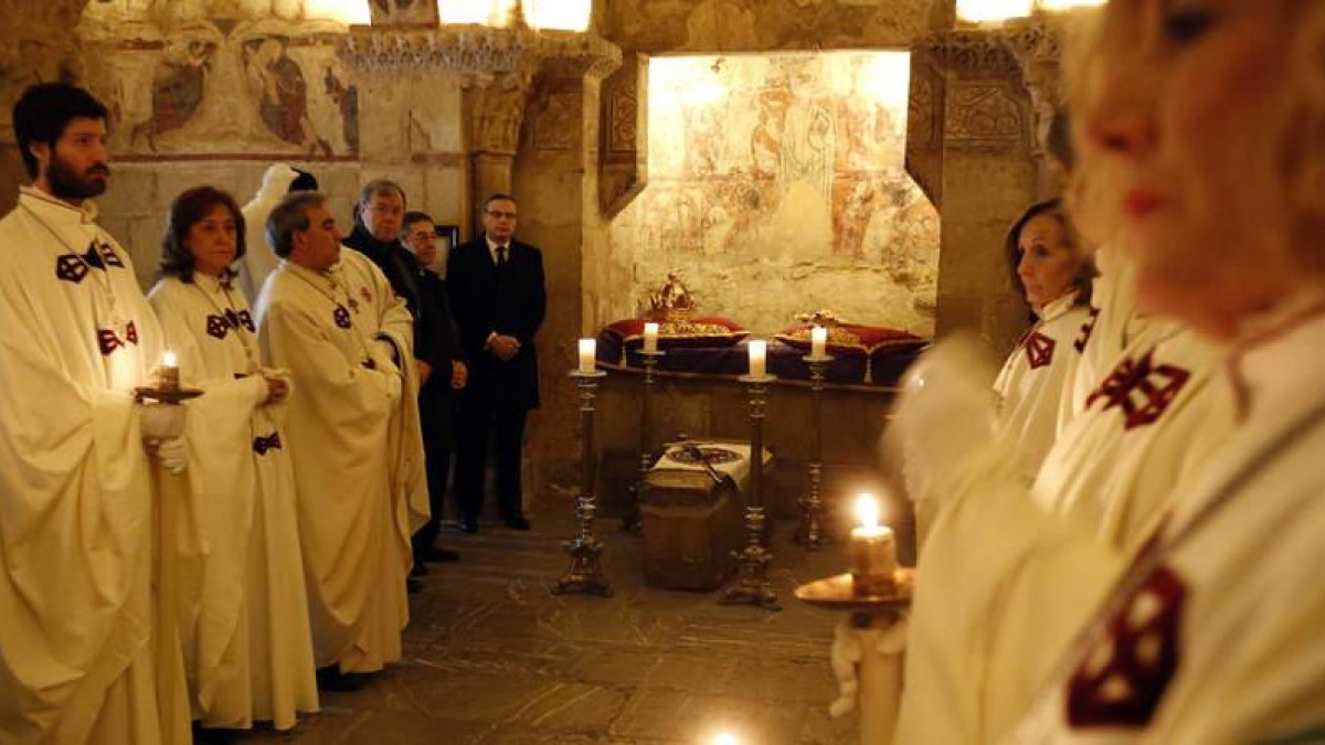 Un momento del homenaje a los monarcas del Reino de León en el Panteón de los Reyes de San Isidoro.