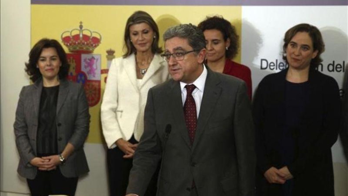 El nuevo delegado del Gobierno en Cataluña, Enric Millo, jurando el cargo en la toma de posesión.