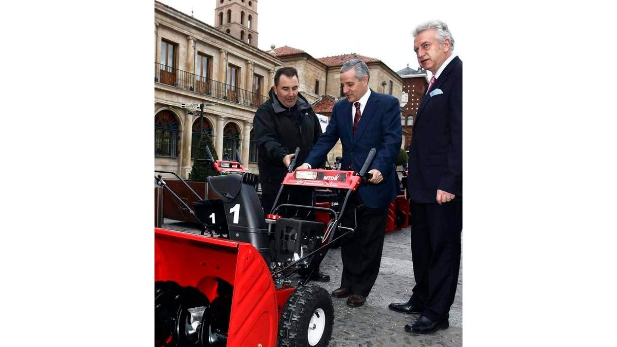 Gutiérrez probó la maquinaria, junto a Julio Cayón.