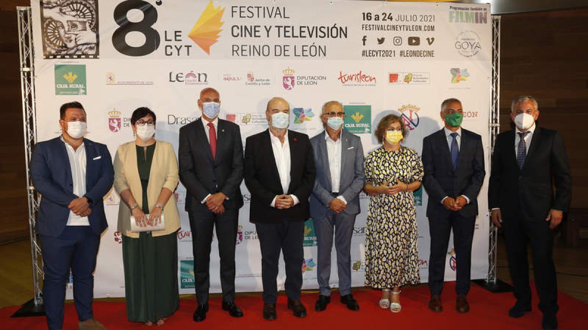 El actor Antonio Resines en el centro, junto a miembros del festival, el alcalde de León y la concejala de Cultura. FERNANDO OTERO