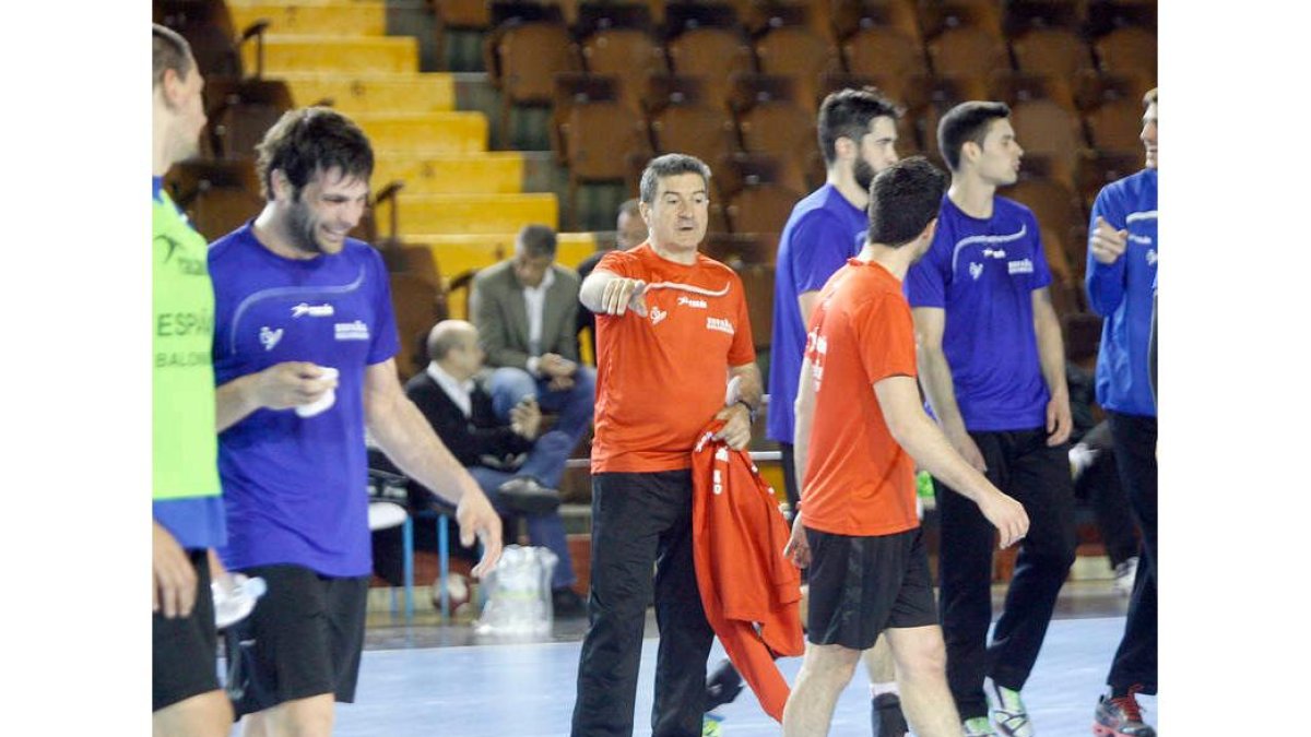 Manolo Cadenas, en el centro, junto a algunos de los Hispanos, tras el entrenamiento de ayer.