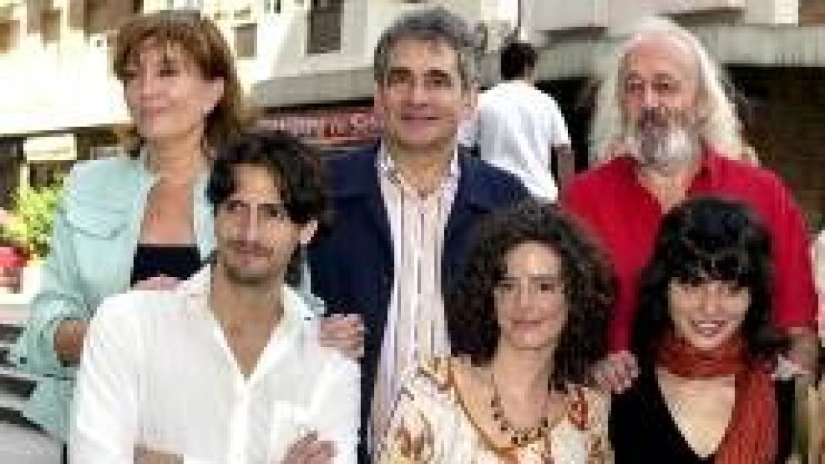 Los protagonistas con el director del filme, Montxo Armendáriz