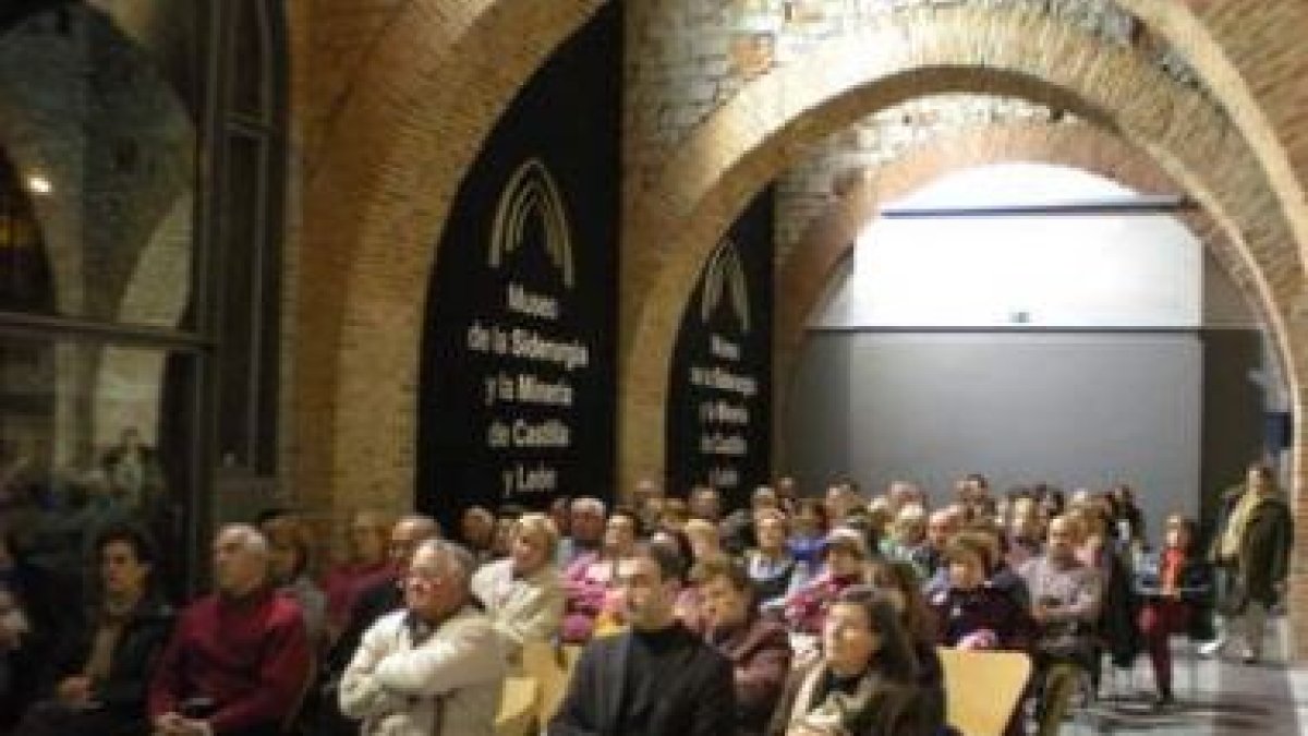 Los escritores José María Meríno y Ernesto Escapa, durante la conferencia el pasado viernes.