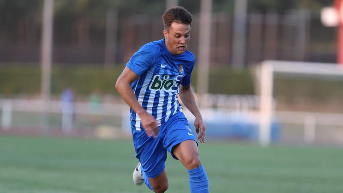 Adán Gurdiel salió de titular frente al Alcorcón. LUIS DE LA MATA