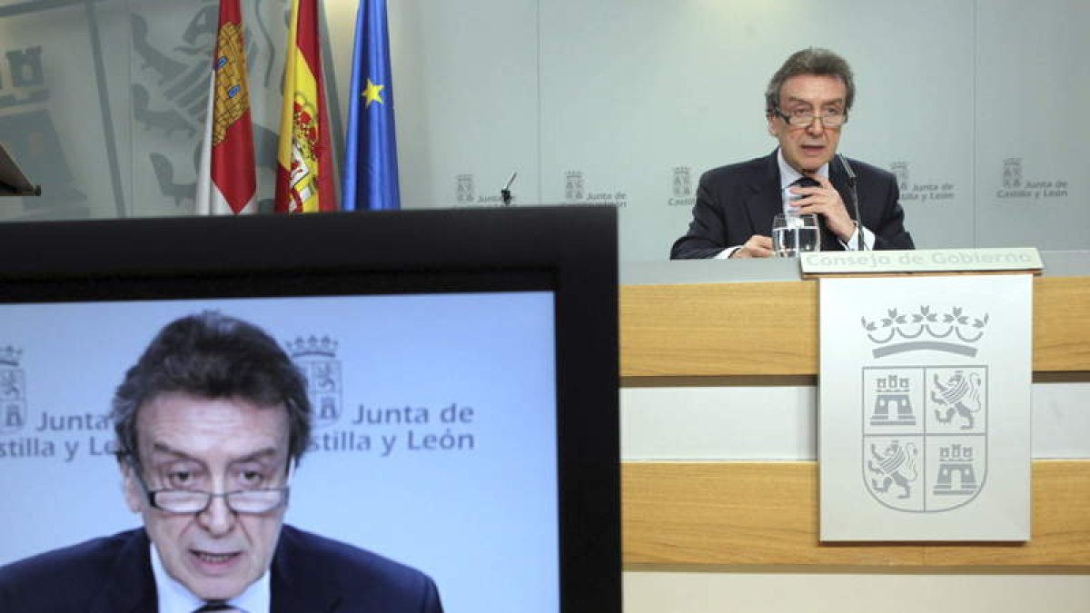 Un momento de la rueda de prensa de De Santiago-Juárez.