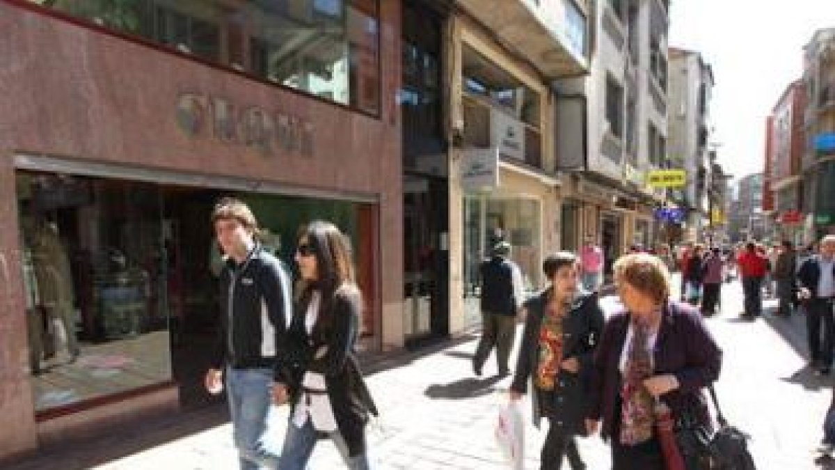 La calle del Cristo, en Ponferrada, llena de gente.