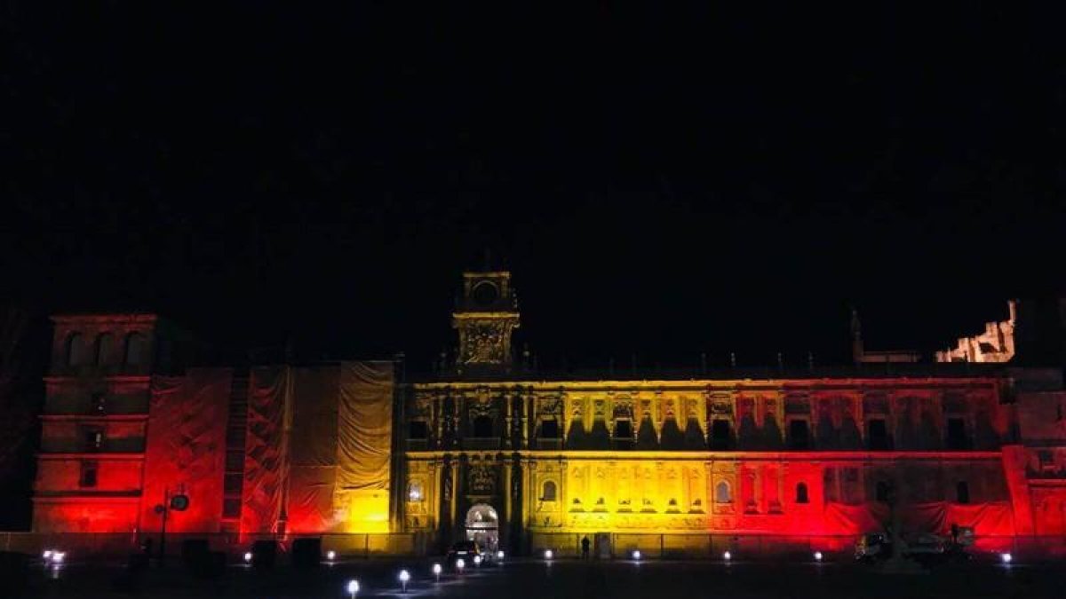 San Marcos, iluminado desde ayer con los colores de la bandera española.