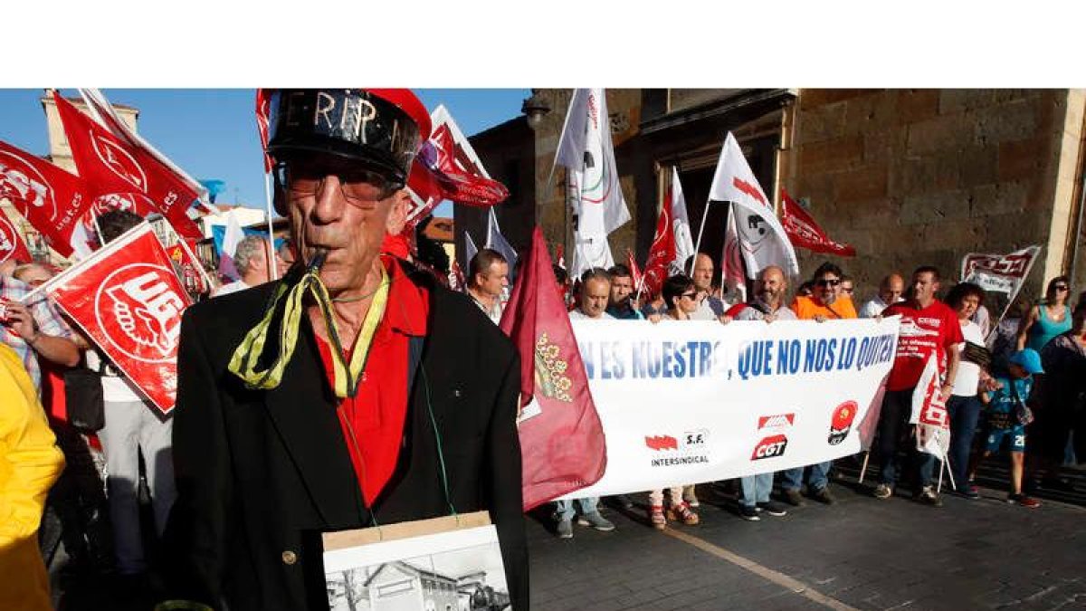 Vecinos de los pueblos que surca la vía estrecha protagonizaron la marcha. RAMIRO