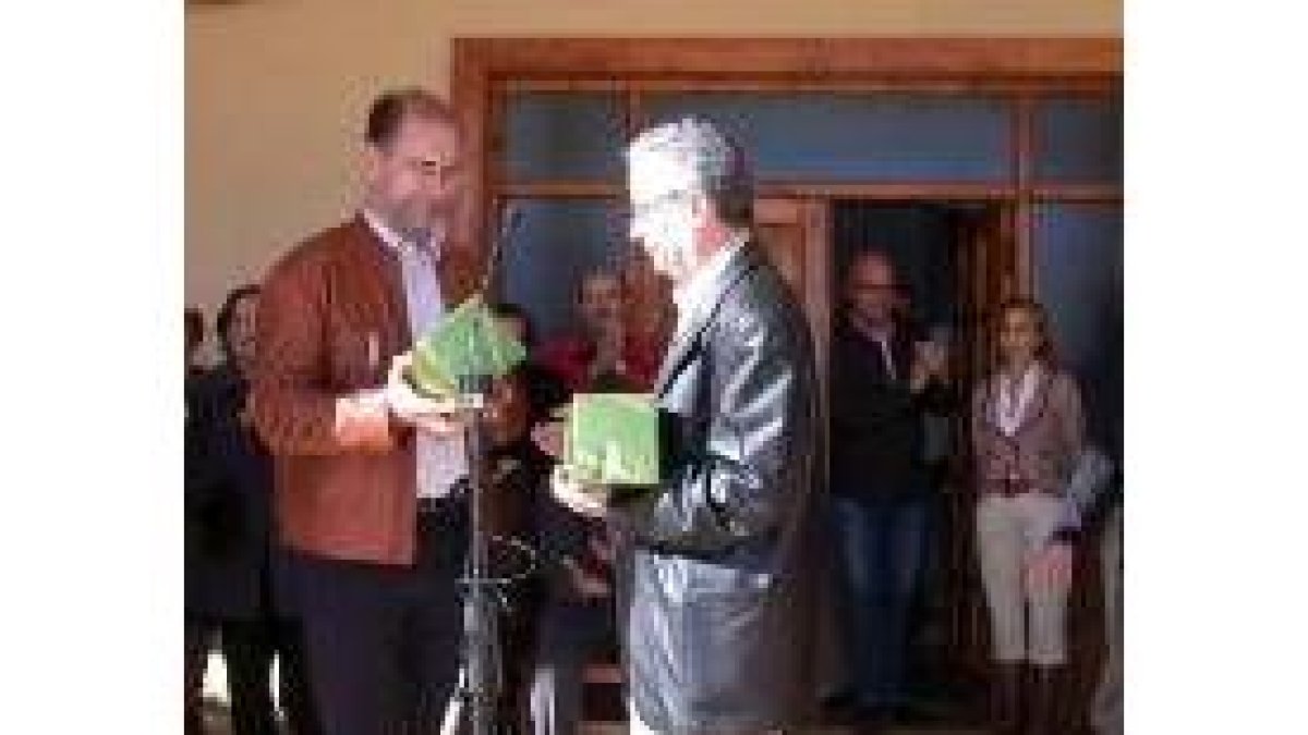 El alcalde entrega a Fernández uno de los regalos