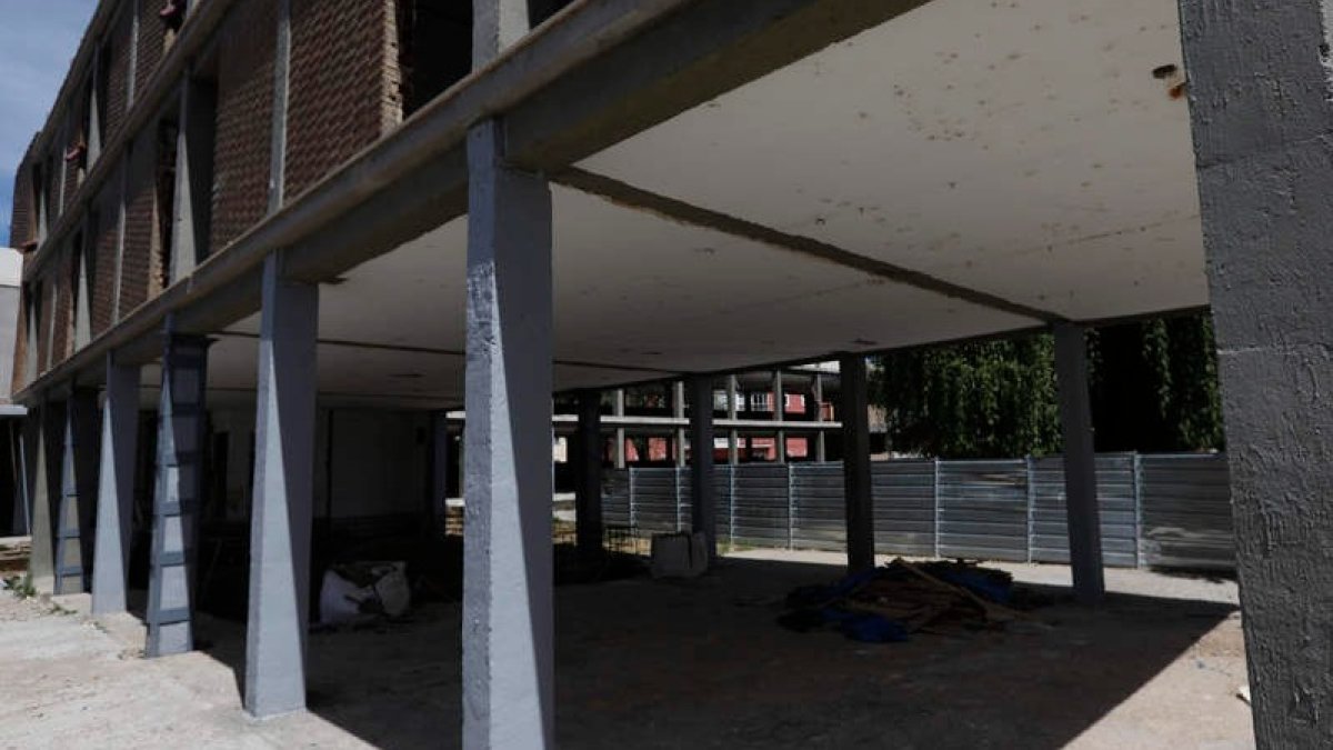 Los pilares del centro de salud de Pinilla se reforzaron tras detectarse carbonatación. FERNANDO OTERO