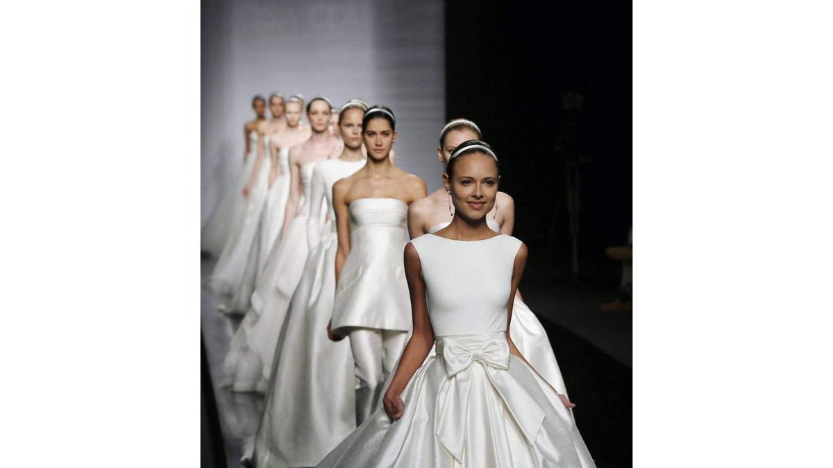 La modelo rusa Dasha Kapustina, novia de Fernando Alonso, durante un desfile de Rosa Clará.