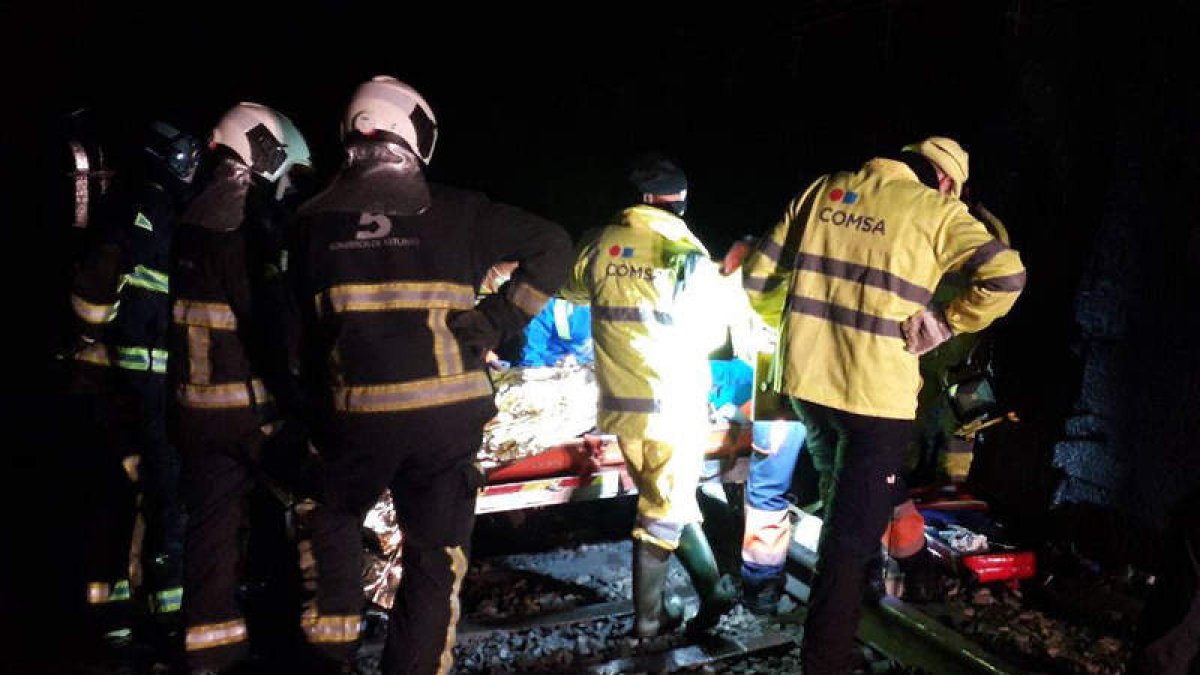 Momento en el que los operarios logran sacar al maquinista de la locomotora. SEPA