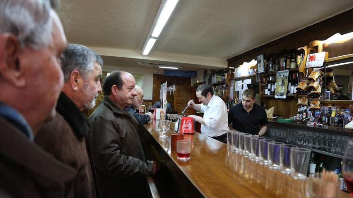 Manuel, Fernando, Norberto, su padre Isidro, Quique, Berta, Zohra y Carlos.