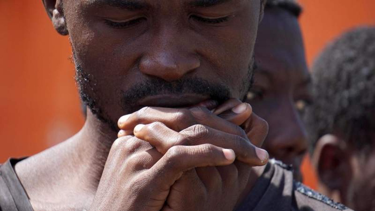 Detalle de un inmigrante a su llegada al puerto de Salerno.