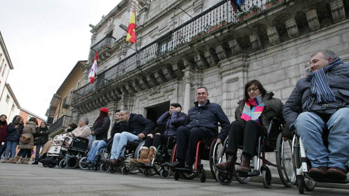 Concejales, el gerente de la Junta y miembros de Ambi, ayer ante la Casa Consistorial.