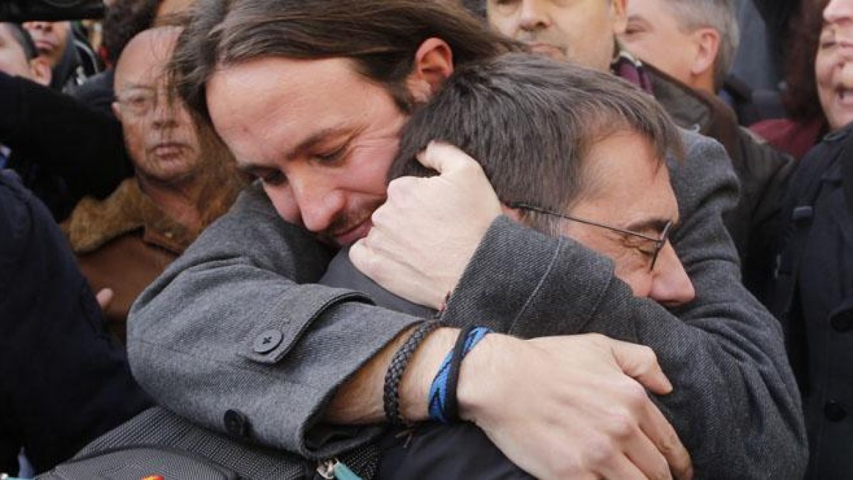 Monedero se fundió en un cariñoso abrazo con el líder de Podemos.