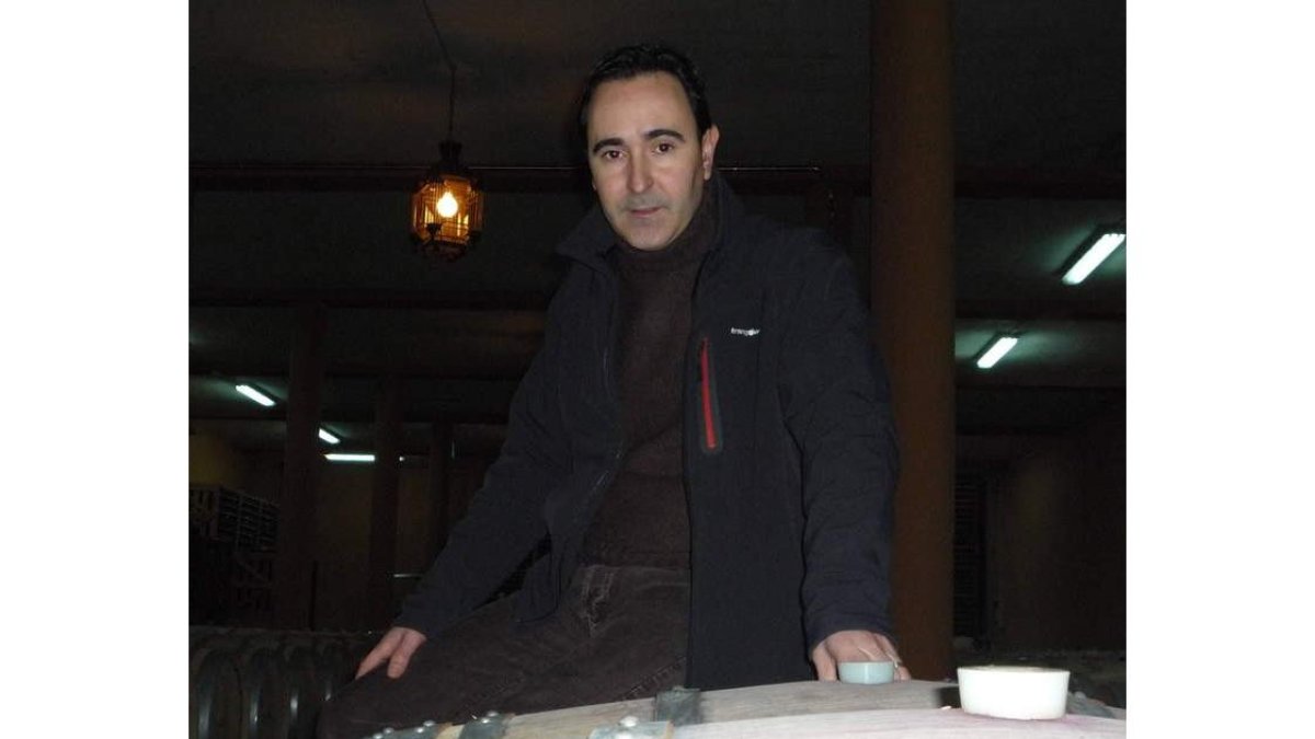 El enólogo Ferreira San Miguel, en lacava de la bodega de Prada a Topeen el complejo enoturístico de Canedo.
