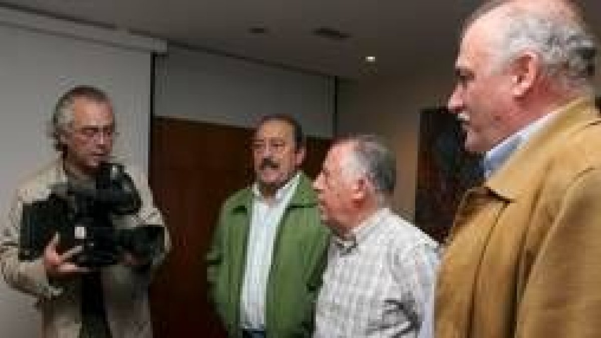 Ovalle, Richard, Flaviano y el productor Luis Miyar, tras la presentación