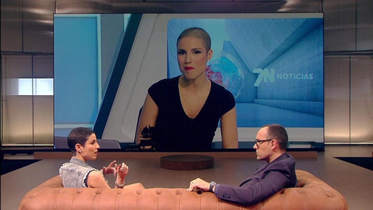 La periodista Marta García, junto a Risto Mejide, en una imagen de 'Chester in love'.