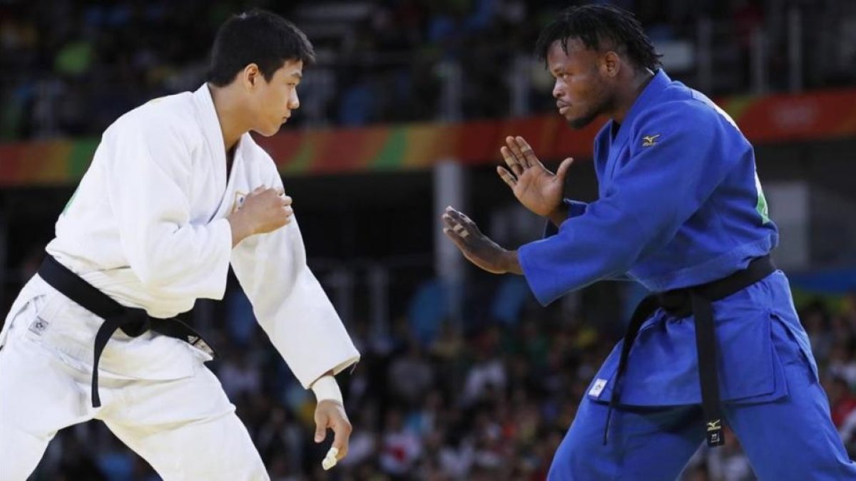 Popole Misenga, durante el combate que perdió con un judoca surcoreano.