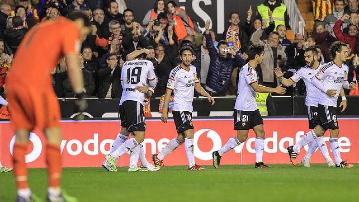 Los jugadores de Valencia felicitan a Barragán tras el gol del empate, ante un desolado Casillas.