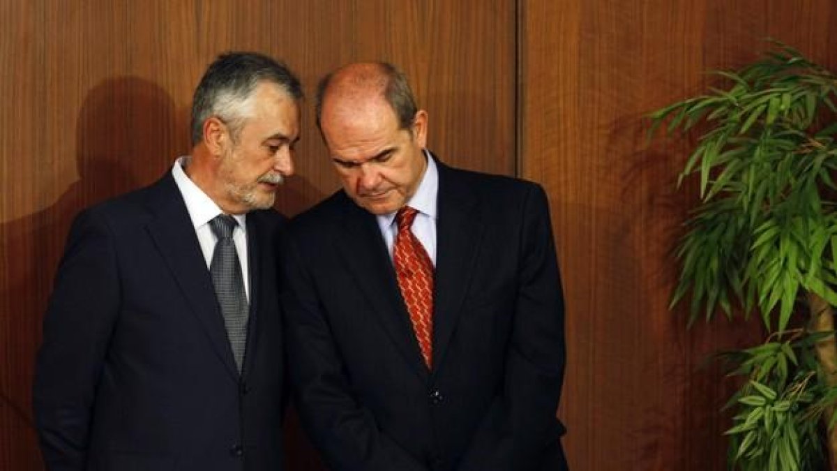 José Antonio Griñán y Manuel Chaves conversan en Sevilla, en abril del 2009.