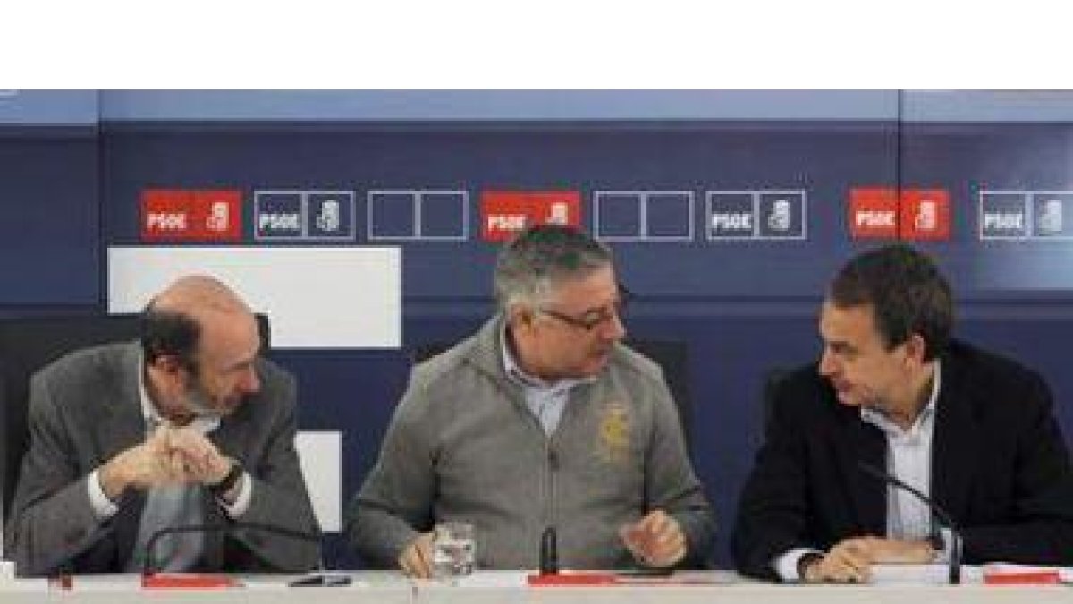 Rubalcaba, Blanco y Zapatero, en una reunión en Ferraz para preparar las pasadas elecciones