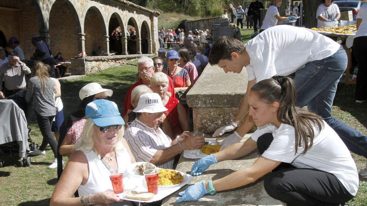 Antes de la paellada se ofrecieron bailes regionales.