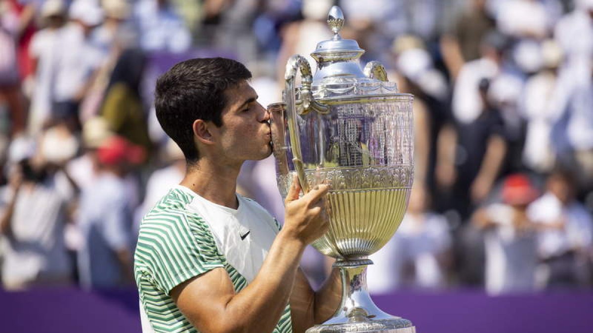 Carlos Alcaraz besa el trofeo que le acredita como campeón de Quenn’s. TOLGA AKMEN