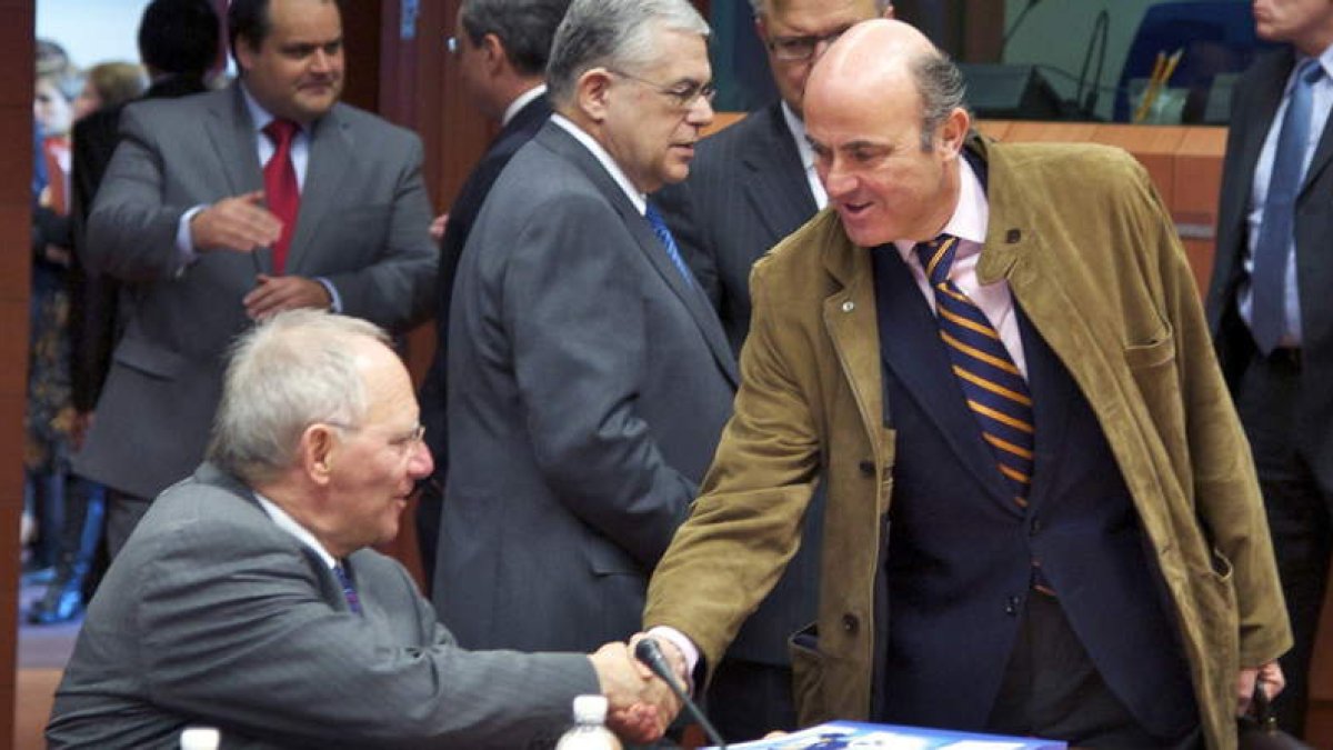 De Guindos, saluda al ministro de Finanzas alemán, Wolfgang Schaeuble en Bruselas.
