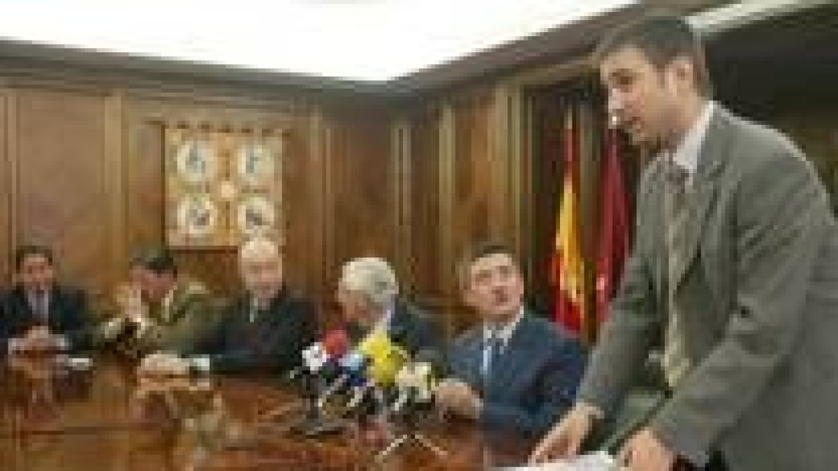 El concejal de Urbanismo prepara la documentación para la firma del convenio entre ambas partes