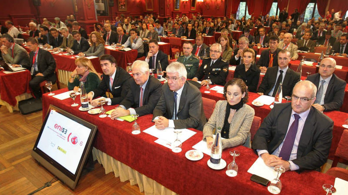 Autoridades locales y provinciales y especialistas presentes en la inauguración.