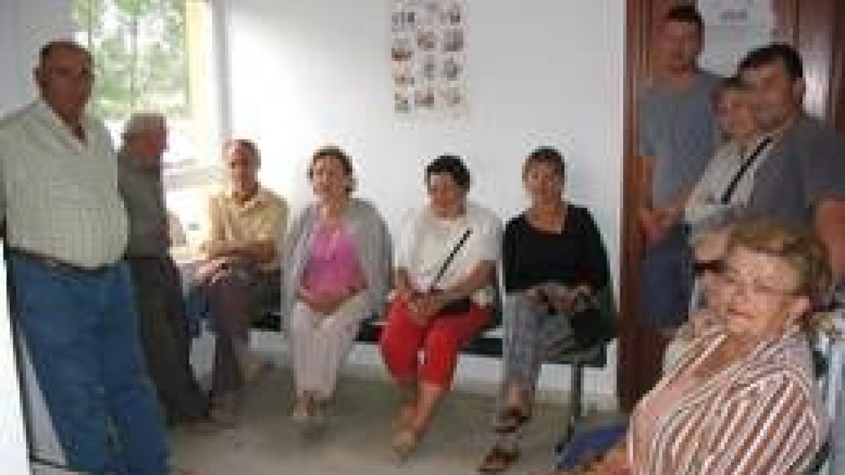 Algunos de los vecinos que acudieron ayer al encierro en los locales del consultorio médico