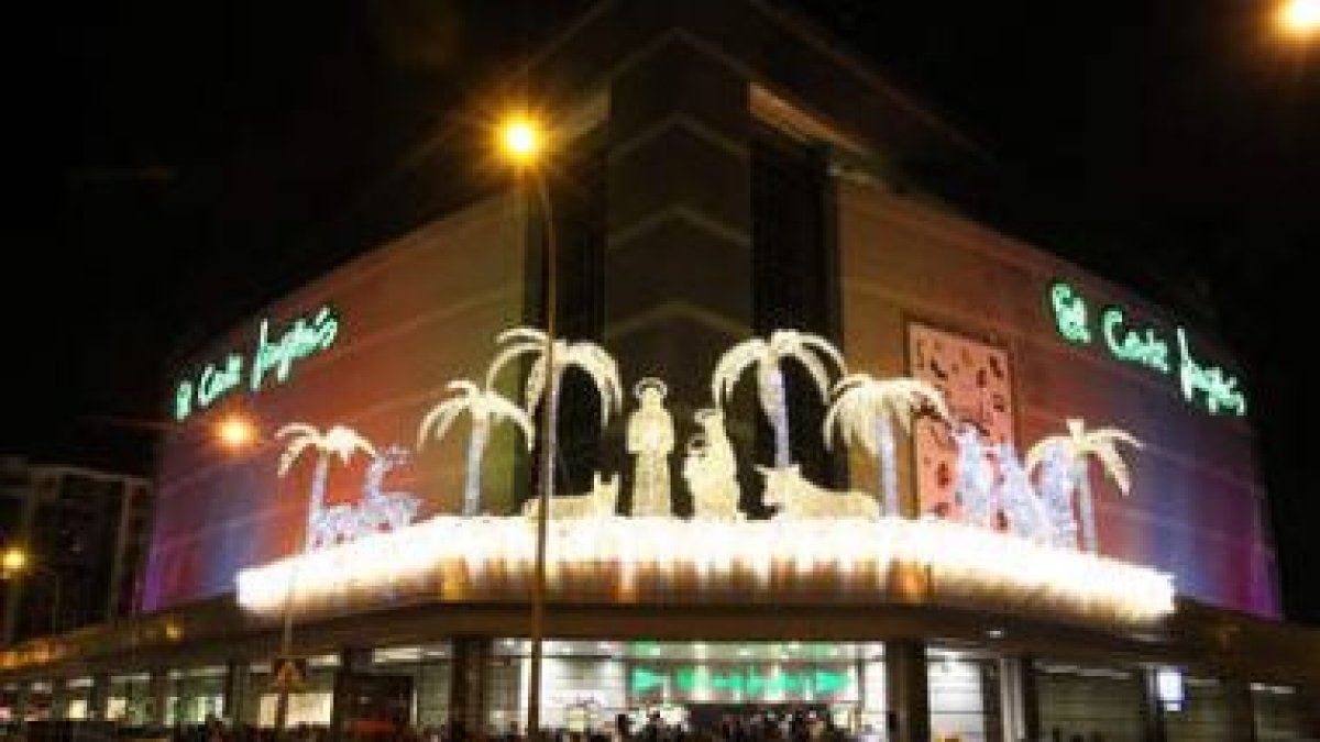 Sin que todavía haya declinado el mes de diciembre, El Corte Inglés de León ya luce iluminación navi