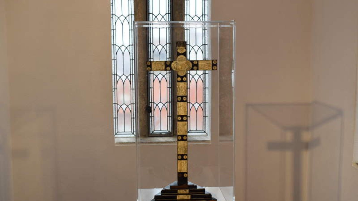 A la izquierda, la cruz de altar de ébano y marfil que es la pieza central de la exposición y, a la derecha, otras obras de Cristo crucificado que componen la muestra. A. R.