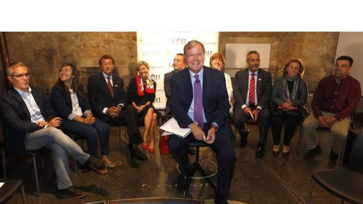 El alcalde de León, Antonio Silván, con todos sus concejales en el encuentro con los medios de comunicación para analizar los primeros cien días de mandato